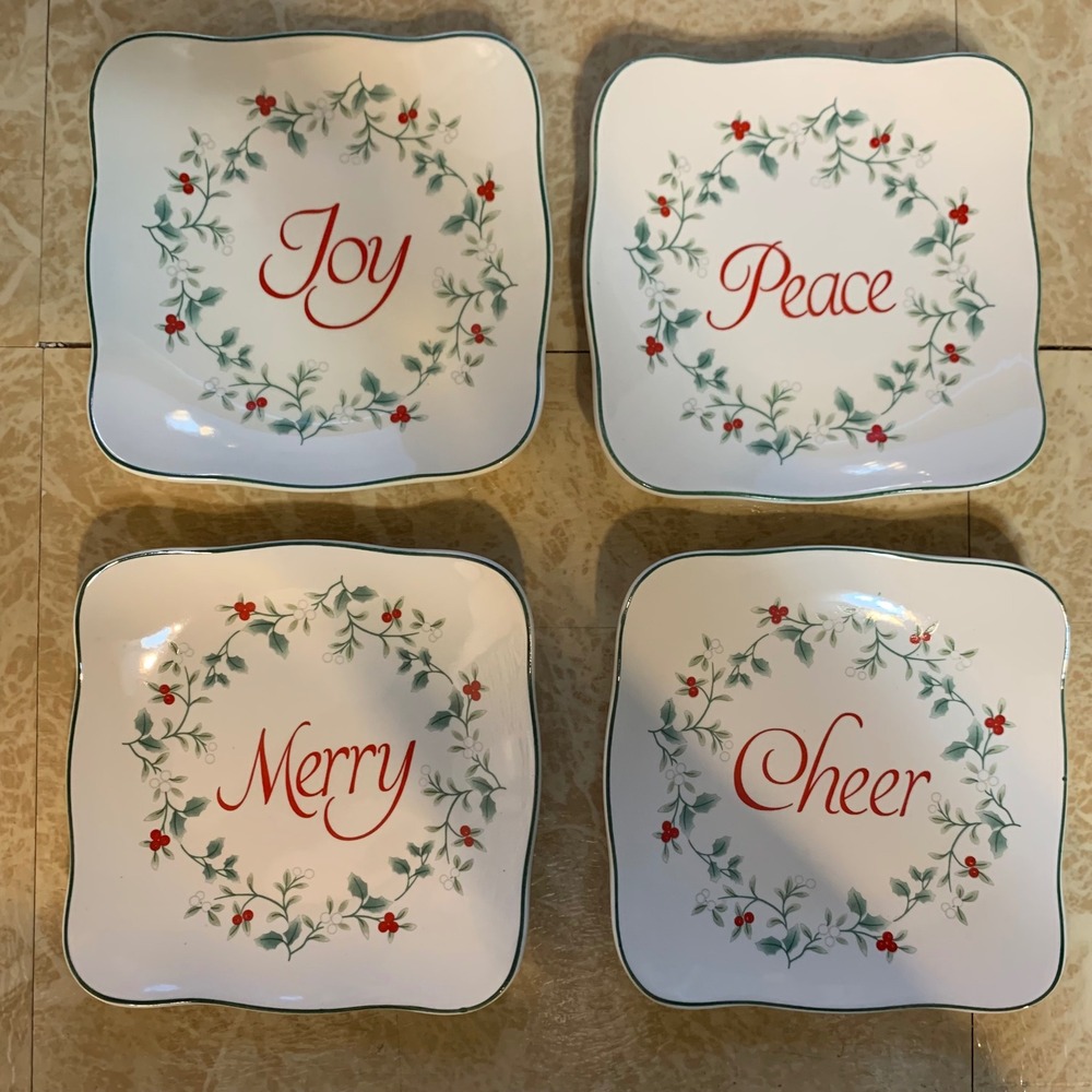 Pfaltzgraff Winterberry Appetizer Plates 5" Set of 4 Christmas Holiday Hosting